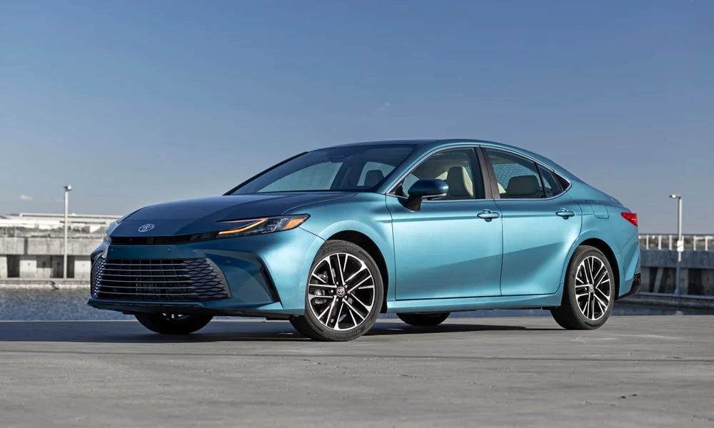 Фото Toyota Camry (2024) — вид спереди, фото 9. Анфас: пропорции капота, посадка кузова и графика ходовых огней Toyota Camry (2024) — вид спереди, фото 9