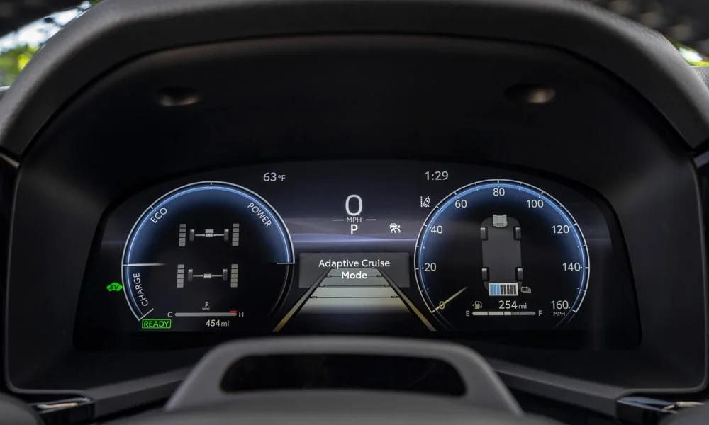 Фото Toyota Camry (2024) — приборная панель. Скорость, запас хода и подсказки ассистентов перед глазами. Компоновка приборов настраивается в меню у большинства версий Toyota Camry (2024) — приборная панель