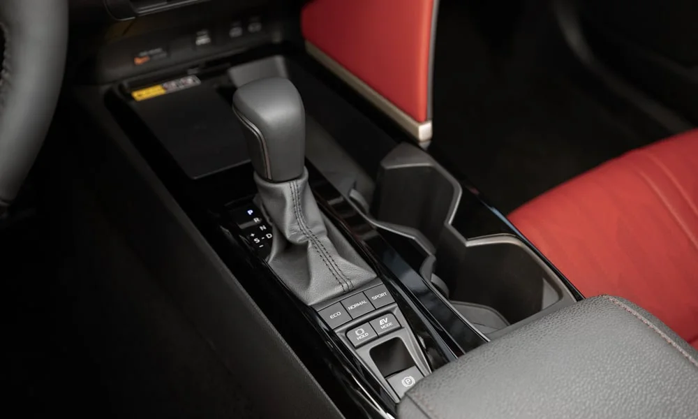 Фото Toyota Camry (2024) — селектор коробки передач. Управление коробкой: компактный селектор освобождает место на тоннеле. Автохолд удерживает машину на светофоре без ноги на тормозе Toyota Camry (2024) — селектор коробки передач