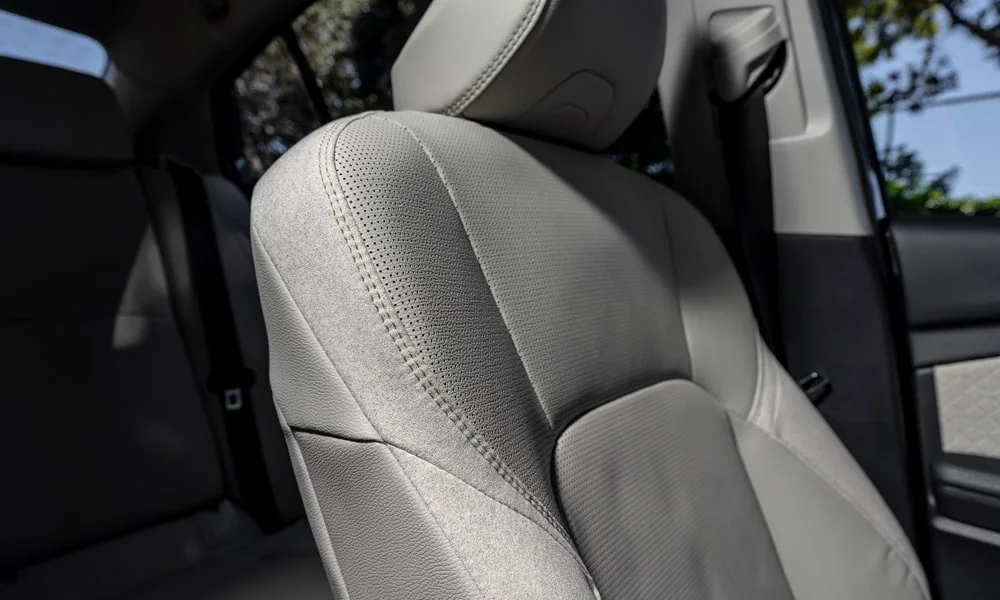 Фото Toyota Camry (2024) — интерьер. Общий план салона: архитектура панели, консоль и кресла. Светлая гамма зрительно расширяет салон, тёмная — практичнее в уходе Toyota Camry (2024) — интерьер