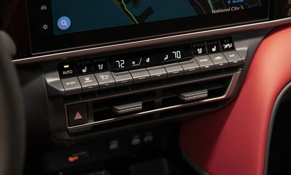 Фото Toyota Camry (2024) — экран мультимедиа. Интерфейс медиасистемы крупным планом. Поддержка смартфонов и обновления «по воздуху» — ключевые вопросы к медиасистеме; наличие русификации уточняйте у дилера Toyota Camry (2024) — экран мультимедиа