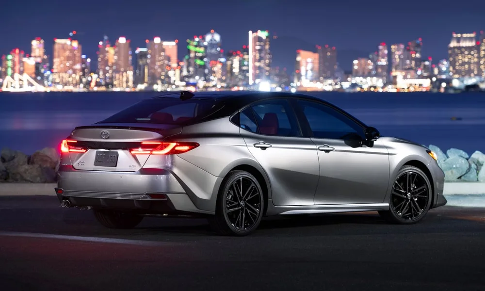 Фото Toyota Camry (2024) — вид сзади, фото 3. Графика фонарей, бампер и оформление пятой двери. Насадки выхлопа или их имитация внизу бампера различают версии Toyota Camry (2024) — вид сзади, фото 3