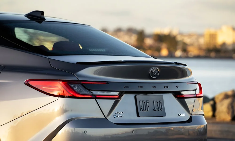 Фото Toyota Camry (2024) — вид сзади, фото 5. Графика фонарей, бампер и оформление пятой двери Toyota Camry (2024) — вид сзади, фото 5