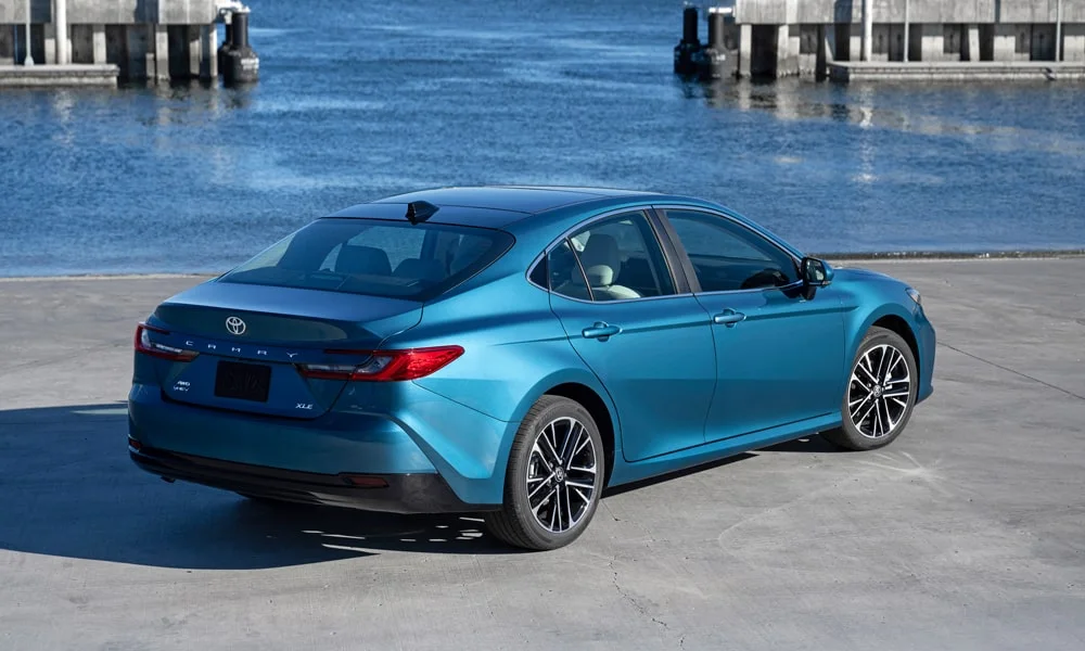 Фото Toyota Camry (2024) — вид сзади, фото 9. Графика фонарей, бампер и оформление пятой двери Toyota Camry (2024) — вид сзади, фото 9
