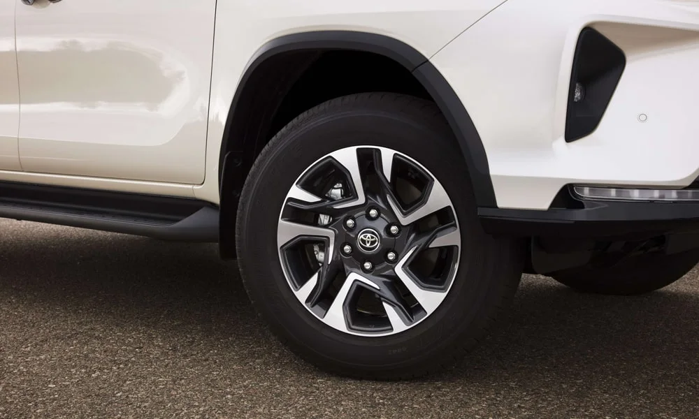 Фото Toyota Fortuner (2024) — экстерьер, фото 2. Фрагмент кузова: фактура и исполнение детали. Культура сборки читается по стыкам и зазорам панелей Toyota Fortuner (2024) — экстерьер, фото 2
