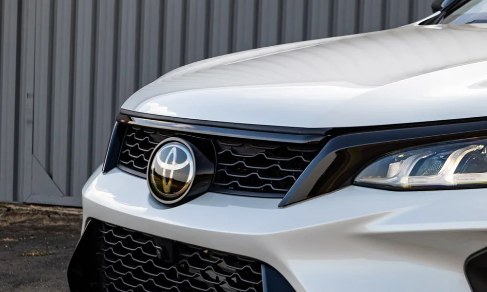 Фото Toyota Fortuner (2024) — вид спереди, фото 3. Анфас: пропорции капота, посадка кузова и графика ходовых огней. Рисунок ходовых огней — подпись модели, по нему её узнают в потоке Toyota Fortuner (2024) — вид спереди, фото 3