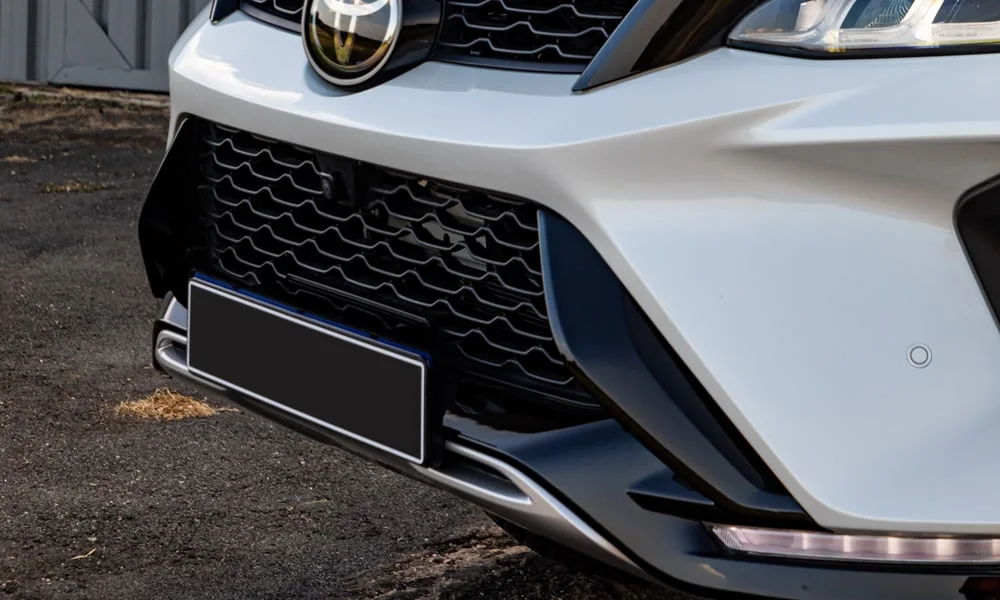 Фото Toyota Fortuner (2024) — вид спереди, фото 4. Кузов в белом цвете: рисунок оптики и решётки задаёт узнаваемое «лицо» модели Toyota Fortuner (2024) — вид спереди, фото 4