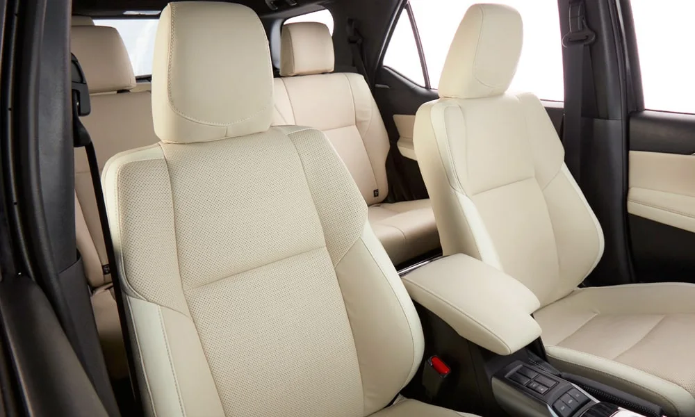 Фото Toyota Fortuner (2024) — передние сиденья. Профиль кресел: боковая поддержка и подголовники. Перфорация обивки нужна для вентиляции — функции старших комплектаций Toyota Fortuner (2024) — передние сиденья