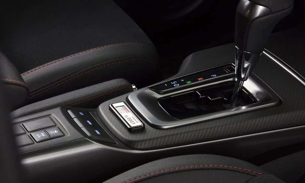 Фото Toyota Fortuner (2024) — селектор коробки передач, фото 2. Управление коробкой: компактный селектор освобождает место на тоннеле. Автохолд удерживает машину на светофоре без ноги на тормозе Toyota Fortuner (2024) — селектор коробки передач, фото 2