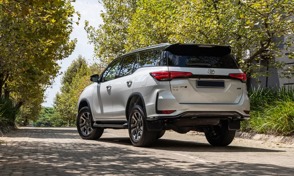 Фото Toyota Fortuner (2024) — вид сзади, фото 5. Линия крыши, стойки и задняя дверь в серебристом исполнении Toyota Fortuner (2024) — вид сзади, фото 5