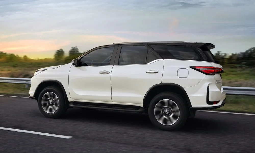 Фото Toyota Fortuner (2024) — вид сзади, фото 6. Корма в белом цвете: графика фонарей и пластика пятой двери Toyota Fortuner (2024) — вид сзади, фото 6