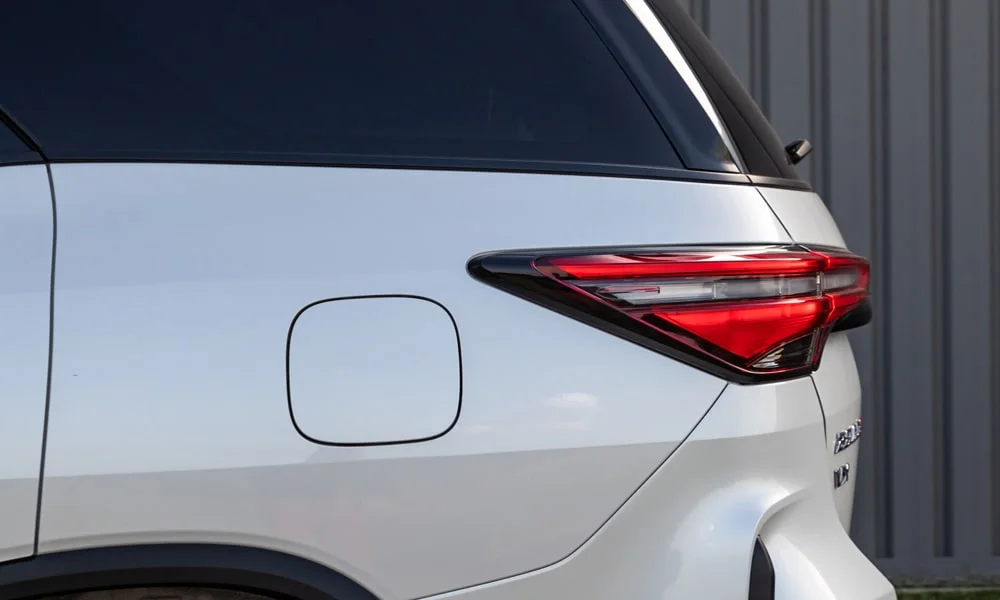 Фото Toyota Fortuner (2024) — вид сзади, фото 7. Графика фонарей, бампер и оформление пятой двери Toyota Fortuner (2024) — вид сзади, фото 7