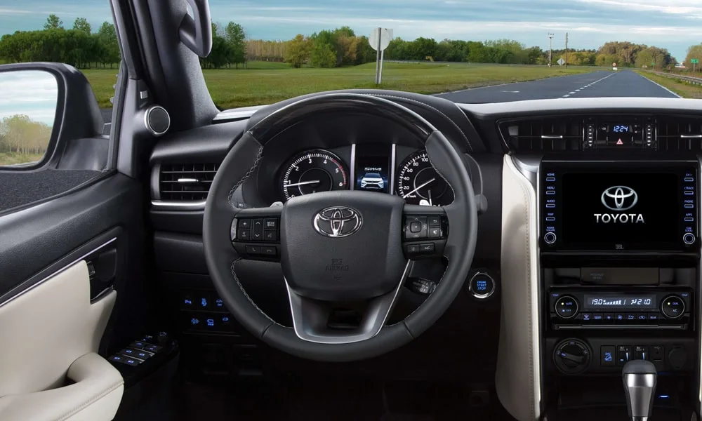 Фото Toyota Fortuner (2024) — руль. Обшивка обода и компоновка спиц крупным планом. Обогрев обода — опция, которую оценят зимой Toyota Fortuner (2024) — руль
