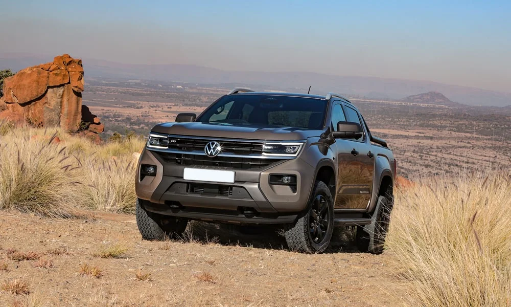 Фото Volkswagen Amarok — вид спереди, фото 3. Коричневый кузов, строгая симметрия оптики — базовый ракурс знакомства с дизайном. Рисунок ходовых огней — подпись модели, по нему её узнают в потоке Volkswagen Amarok — вид спереди, фото 3