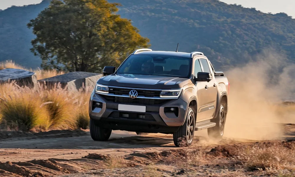 Фото Volkswagen Amarok — вид спереди, фото 4. Анфас: пропорции капота, посадка кузова и графика ходовых огней Volkswagen Amarok — вид спереди, фото 4