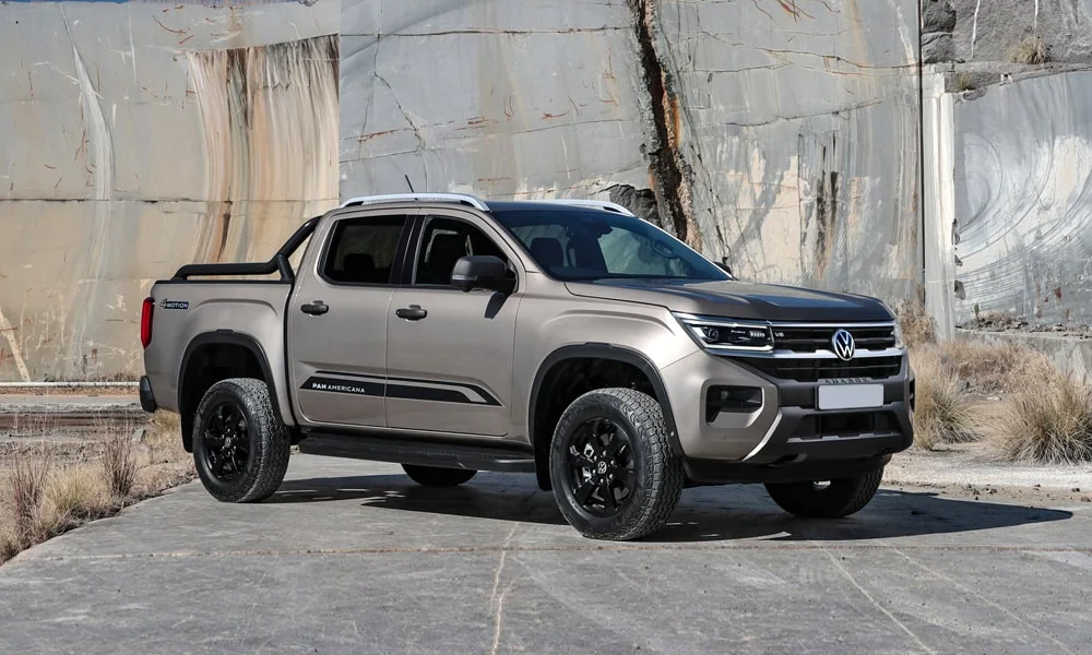 Фото Volkswagen Amarok — вид спереди, фото 8. Анфас: пропорции капота, посадка кузова и графика ходовых огней. Рисунок ходовых огней — подпись модели, по нему её узнают в потоке Volkswagen Amarok — вид спереди, фото 8