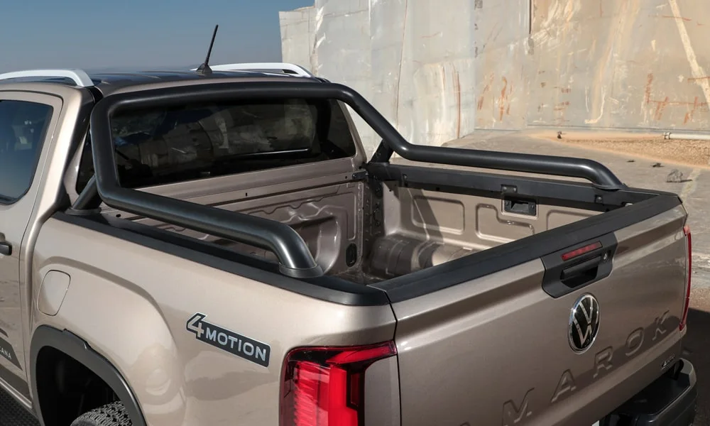 Фото Volkswagen Amarok — вид сзади, фото 5. Графика фонарей, бампер и оформление пятой двери. Насадки выхлопа или их имитация внизу бампера различают версии Volkswagen Amarok — вид сзади, фото 5