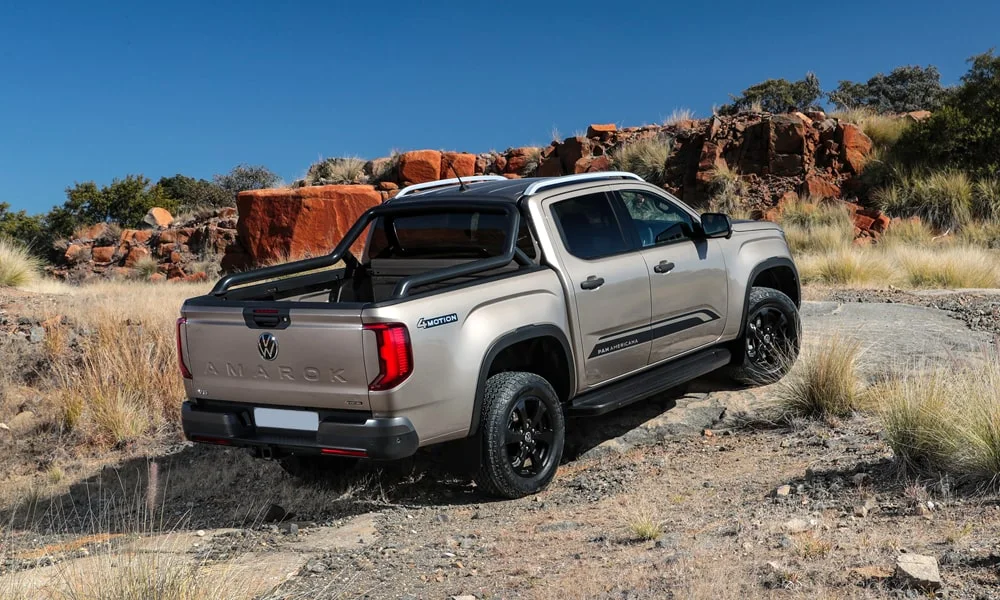 Фото Volkswagen Amarok — вид сзади, фото 7. Графика фонарей, бампер и оформление пятой двери. Насадки выхлопа или их имитация внизу бампера различают версии Volkswagen Amarok — вид сзади, фото 7