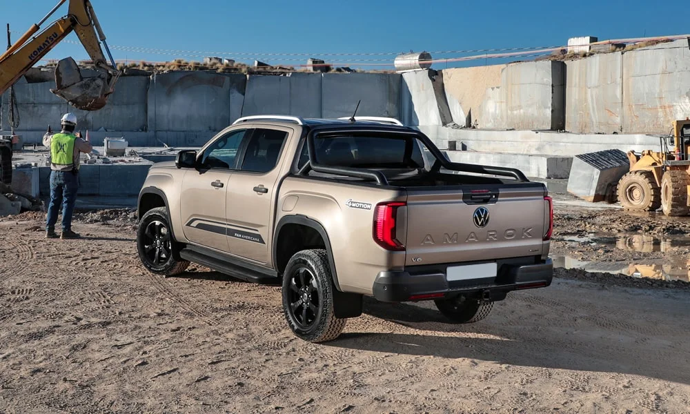 Фото Volkswagen Amarok — вид сзади, фото 8. Корма в бежевом цвете: графика фонарей и пластика пятой двери. Светодиодная полоса или раздельные секции — задняя оптика стала главным украшением кормы Volkswagen Amarok — вид сзади, фото 8
