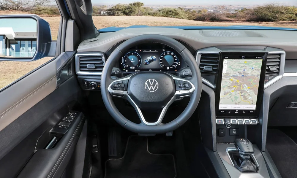 Фото Volkswagen Amarok — руль. Обшивка обода и компоновка спиц крупным планом Volkswagen Amarok — руль