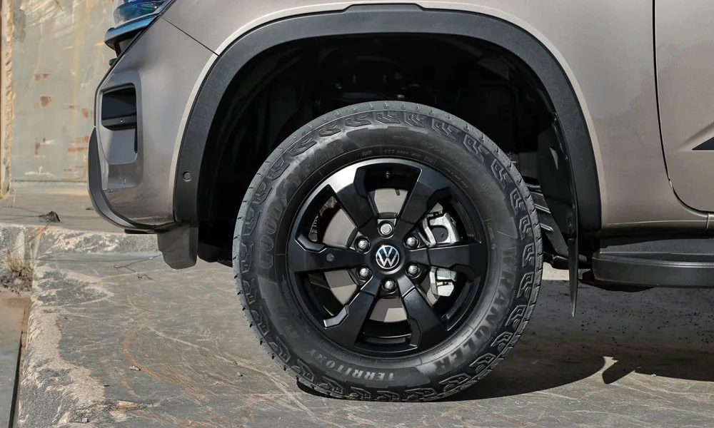 Фото Volkswagen Amarok — колесо и диск. Пятилучевой диск — классика, лёгкая в мойке и визуально стройная. При подборе зимнего комплекта сохраняйте наружный диаметр колеса Volkswagen Amarok — колесо и диск