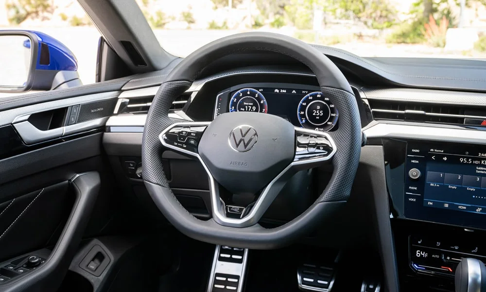 Фото Volkswagen Arteon (2024) — руль. Обшивка обода и компоновка спиц крупным планом Volkswagen Arteon (2024) — руль