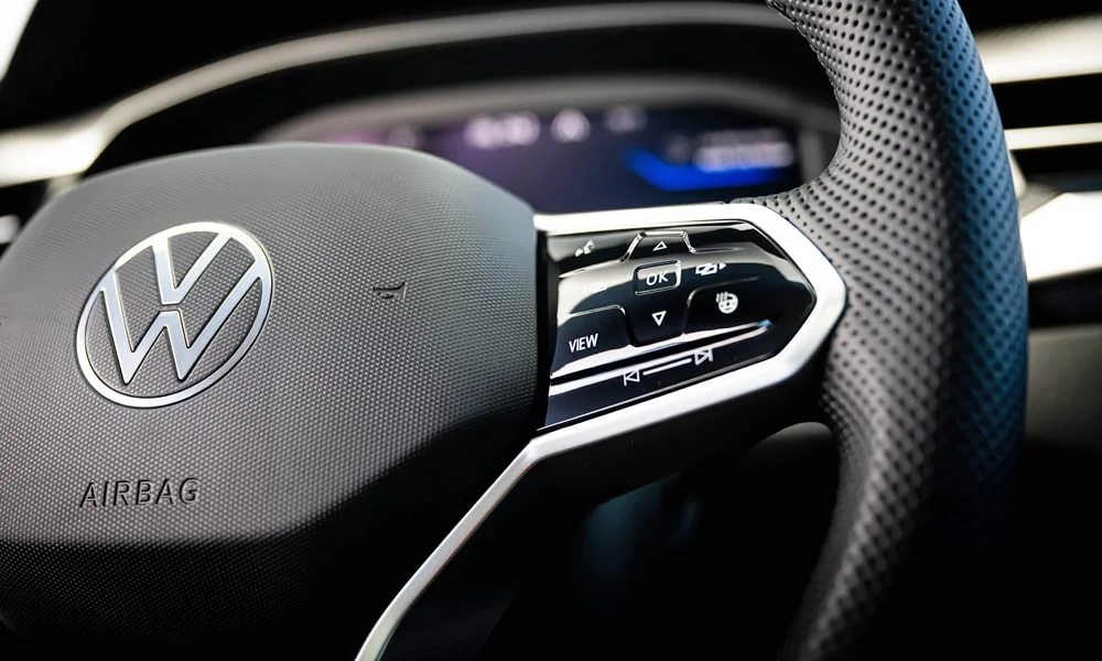 Фото Volkswagen Arteon (2024) — руль, фото 2. Обшивка обода и компоновка спиц крупным планом. Правильная посадка: руки на «9 и 3», приборы читаются поверх обода Volkswagen Arteon (2024) — руль, фото 2