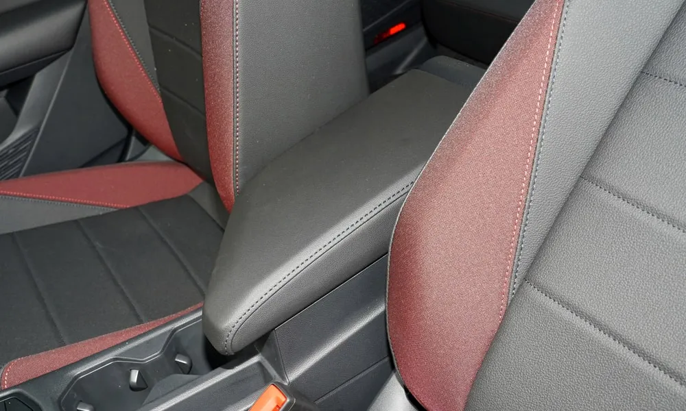 Фото Volkswagen Bora — центральный подлокотник. Подлокотник консоли: зона отдыха правой руки и крышка бокса. Внутри — бокс для мелочей; у ряда версий с охлаждением и USB Volkswagen Bora — центральный подлокотник