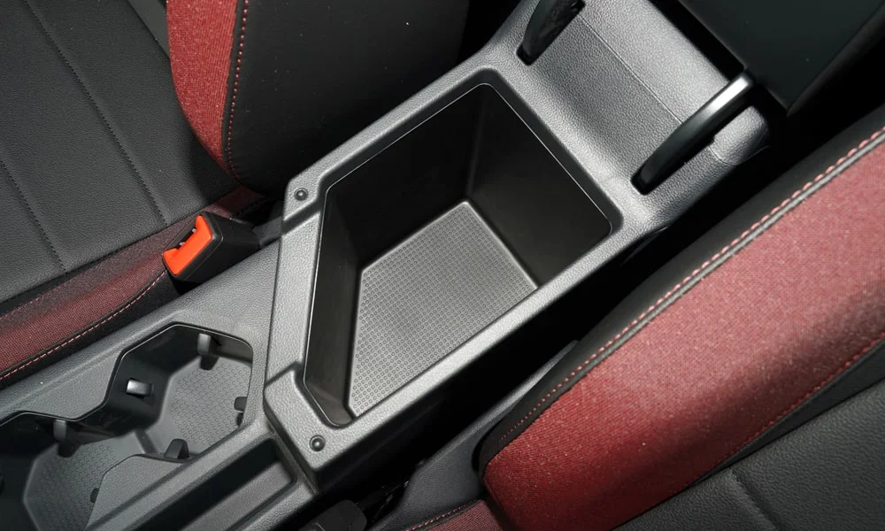 Фото Volkswagen Bora — центральная консоль. Подстаканники и ниши для мелочей между креслами Volkswagen Bora — центральная консоль