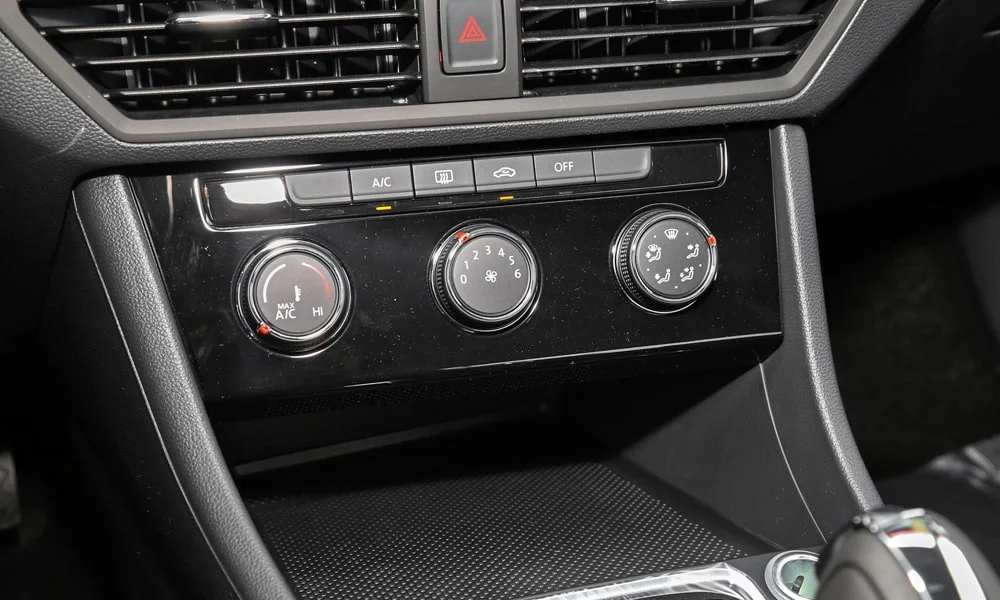 Фото Volkswagen Bora — блок климат-контроля. Панель климата крупным планом — регулировки доступны на ощупь. Раздельные зоны позволяют водителю и пассажиру выбрать свою температуру Volkswagen Bora — блок климат-контроля