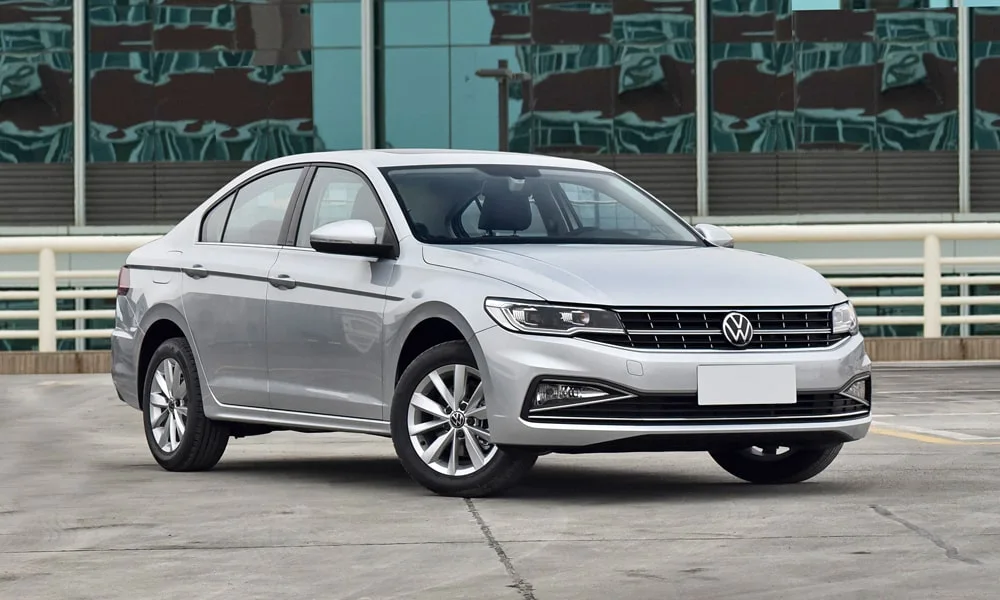 Фото Volkswagen Bora — вид спереди, фото 3. Кузов в серебристом цвете: рисунок оптики и решётки задаёт узнаваемое «лицо» модели Volkswagen Bora — вид спереди, фото 3