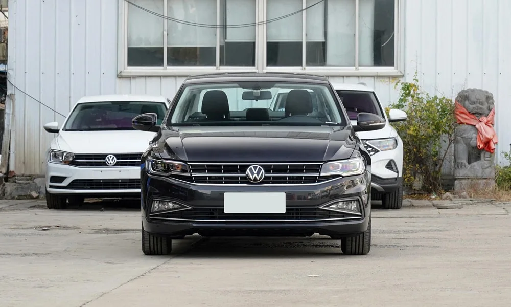 Фото Volkswagen Bora — вид спереди, фото 4. Оптика, решётка и бампер — первое впечатление о модели. Дневные ходовые огни включаются автоматически с запуском Volkswagen Bora — вид спереди, фото 4