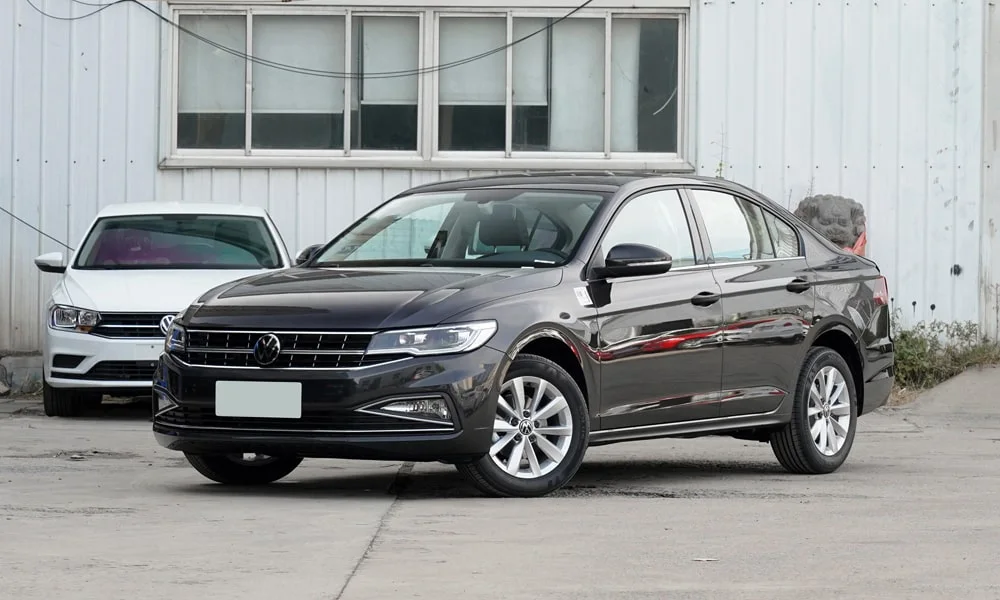 Фото Volkswagen Bora — вид спереди, фото 5. Передок в чёрном исполнении — крупная светотехника и выразительный бампер. Дневные ходовые огни включаются автоматически с запуском Volkswagen Bora — вид спереди, фото 5