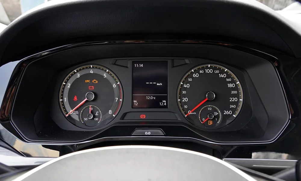 Фото Volkswagen Bora — приборная панель. Скорость, запас хода и подсказки ассистентов перед глазами. Компоновка приборов настраивается в меню у большинства версий Volkswagen Bora — приборная панель