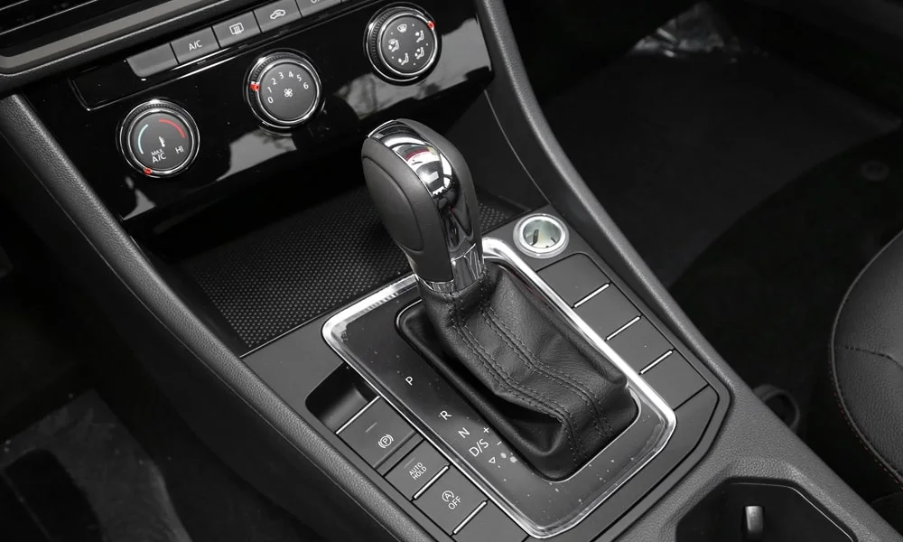Фото Volkswagen Bora — селектор коробки передач. Селектор трансмиссии на центральной консоли. Режимы движения и электронный ручник собраны рядом с селектором Volkswagen Bora — селектор коробки передач