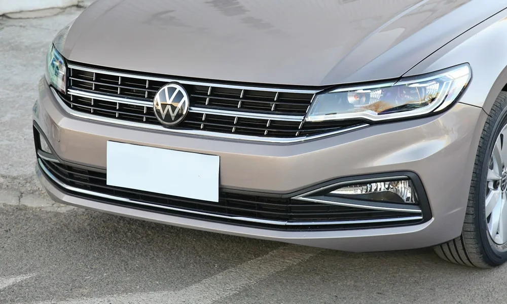 Фото Volkswagen Bora — решётка радиатора. Рисунок решётки: сетка, ламели или глухая панель у электроверсий. Активные жалюзи за решёткой закрываются на трассе ради аэродинамики — есть у ряда моделей Volkswagen Bora — решётка радиатора