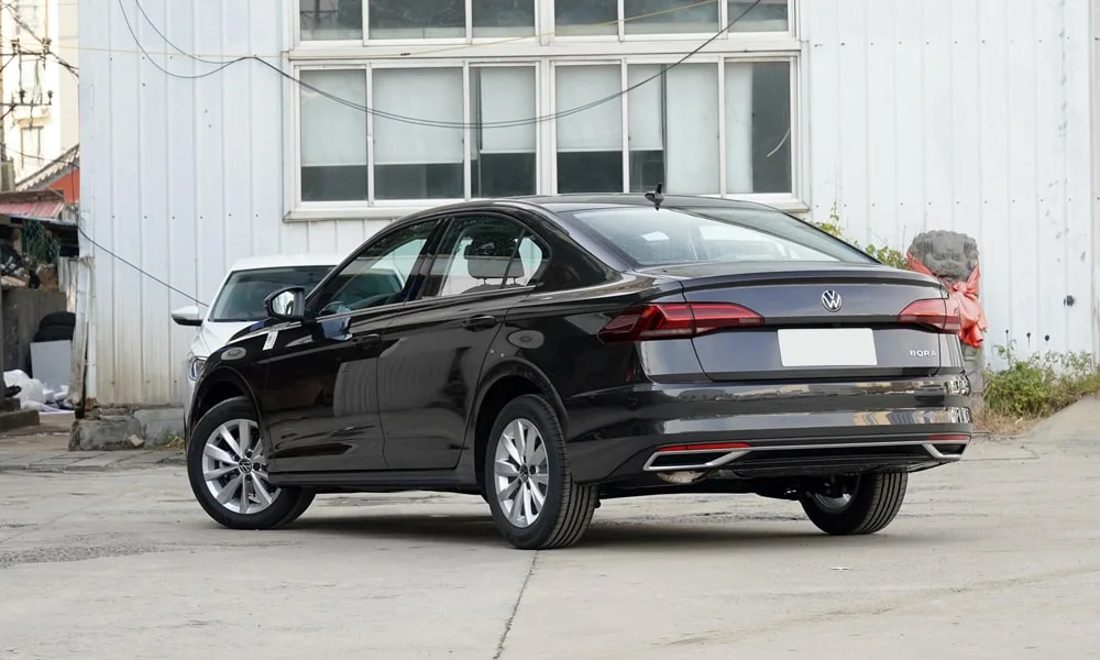Фото Volkswagen Bora — вид сзади, фото 6. Корма в чёрном цвете: графика фонарей и пластика пятой двери. Насадки выхлопа или их имитация внизу бампера различают версии Volkswagen Bora — вид сзади, фото 6