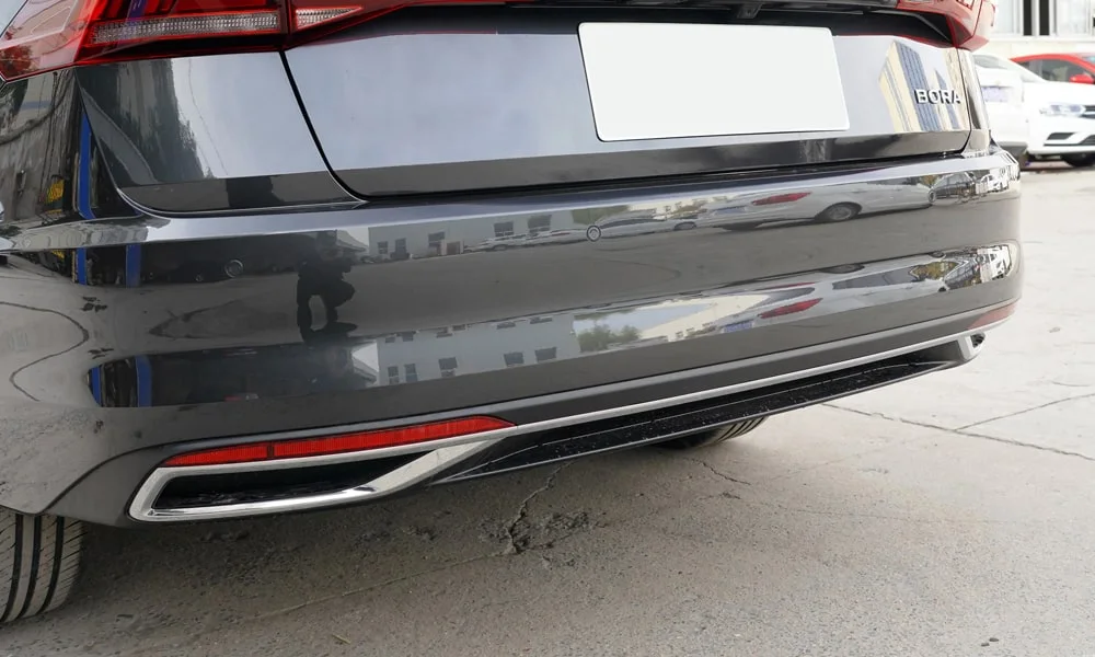 Фото Volkswagen Bora — вид сзади, фото 8. Корма в сером цвете: графика фонарей и пластика пятой двери. Насадки выхлопа или их имитация внизу бампера различают версии Volkswagen Bora — вид сзади, фото 8