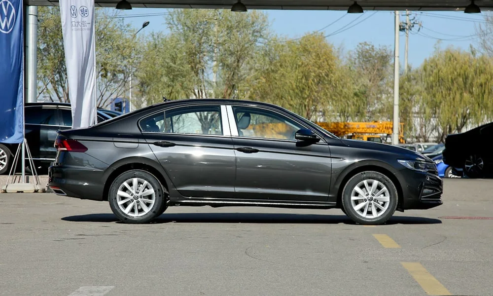 Фото Volkswagen Bora — вид сбоку, фото 4. Серый кузов в профиль — пропорции, высота посадки и дизайн дисков Volkswagen Bora — вид сбоку, фото 4