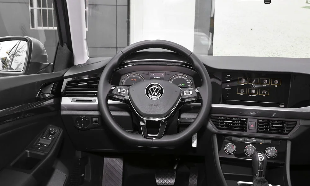 Фото Volkswagen Bora — руль. Обшивка обода и компоновка спиц крупным планом Volkswagen Bora — руль