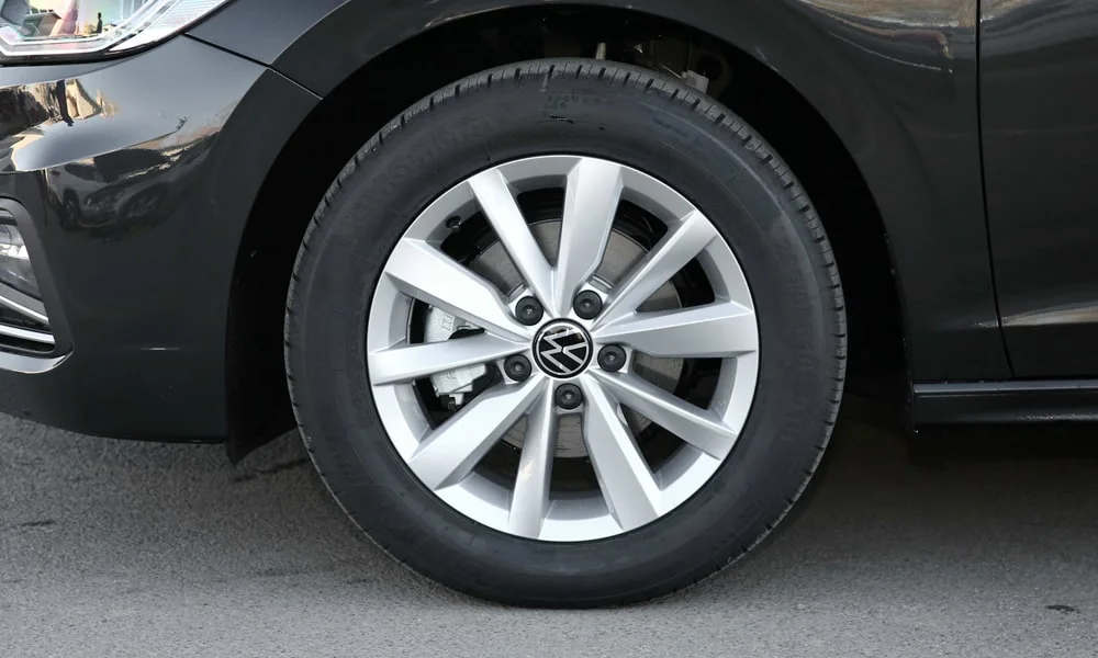 Фото Volkswagen Bora — колесо и диск. Дизайн спиц и профиль резины крупным планом. Рекомендованные размеры шин и давление — на табличке в проёме водительской двери Volkswagen Bora — колесо и диск