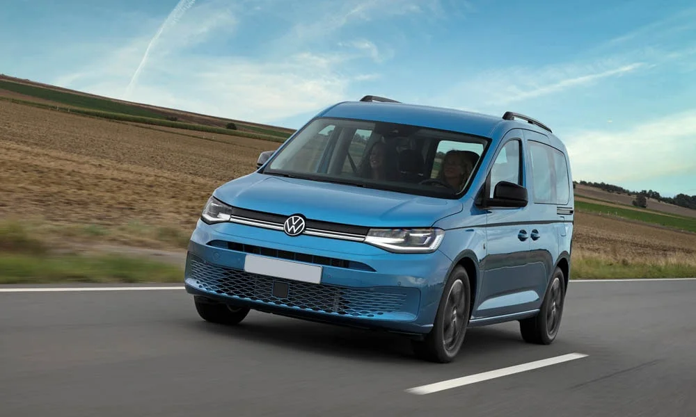 Фото Volkswagen Caddy — вид спереди, фото 4. Кузов в синем цвете: рисунок оптики и решётки задаёт узнаваемое «лицо» модели. Дневные ходовые огни включаются автоматически с запуском Volkswagen Caddy — вид спереди, фото 4