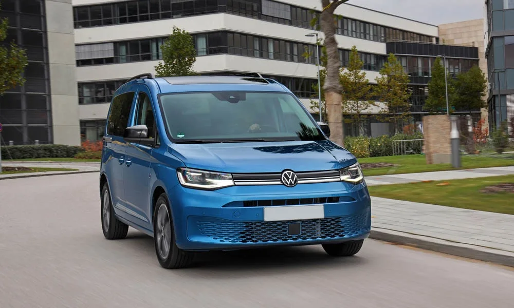 Фото Volkswagen Caddy — вид спереди, фото 5. Синий кузов, строгая симметрия оптики — базовый ракурс знакомства с дизайном. Дневные ходовые огни включаются автоматически с запуском Volkswagen Caddy — вид спереди, фото 5
