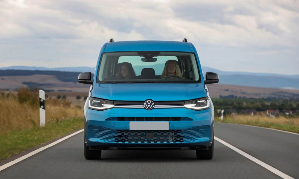 Фото Volkswagen Caddy — вид спереди, фото 6. Синий кузов, строгая симметрия оптики — базовый ракурс знакомства с дизайном. Рисунок ходовых огней — подпись модели, по нему её узнают в потоке Volkswagen Caddy — вид спереди, фото 6