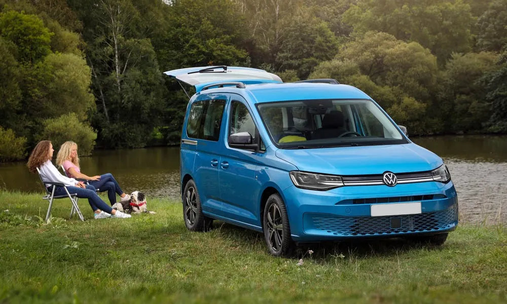 Фото Volkswagen Caddy — вид спереди, фото 7. Передок в синем исполнении — крупная светотехника и выразительный бампер. Рисунок ходовых огней — подпись модели, по нему её узнают в потоке Volkswagen Caddy — вид спереди, фото 7