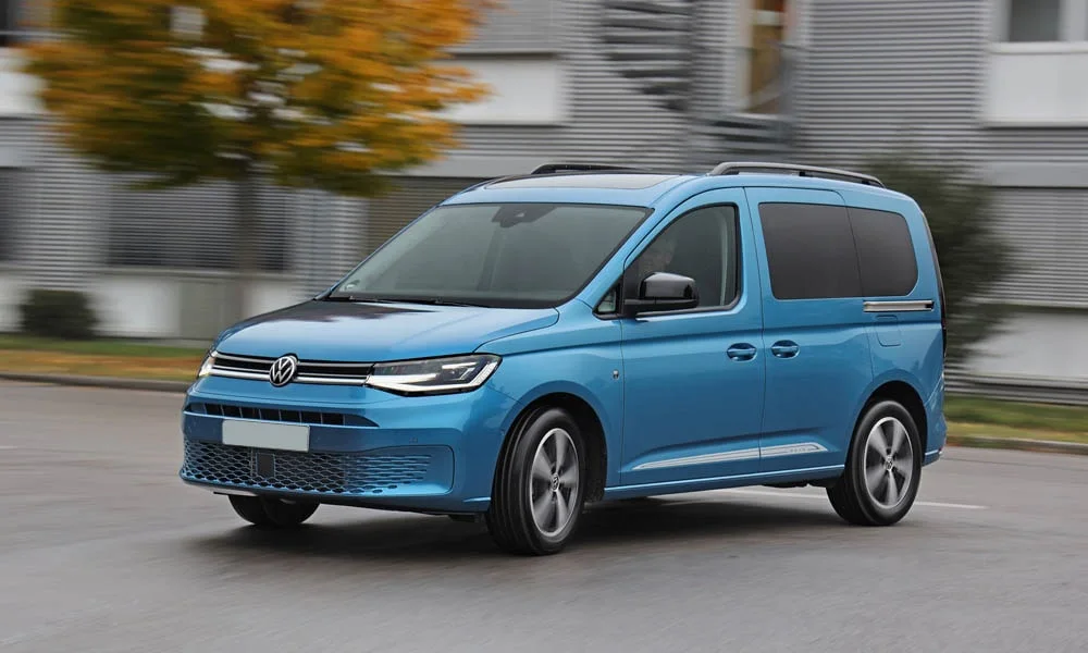 Фото Volkswagen Caddy — вид спереди, фото 8. Синий кузов, строгая симметрия оптики — базовый ракурс знакомства с дизайном Volkswagen Caddy — вид спереди, фото 8