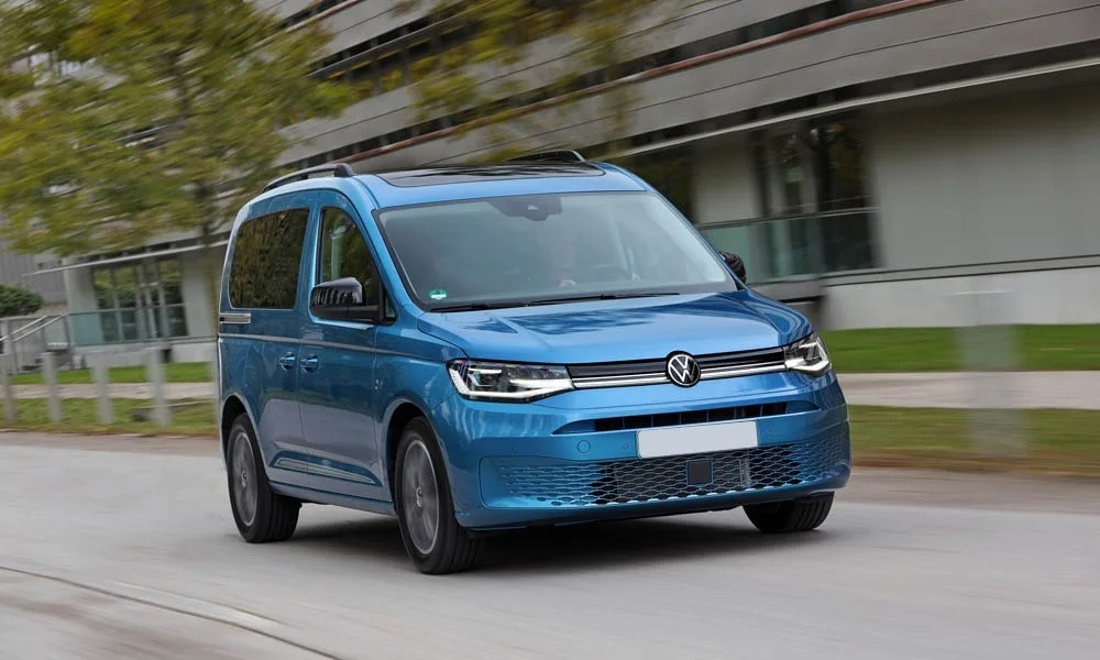 Фото Volkswagen Caddy — вид спереди, фото 9. Кузов в синем цвете: рисунок оптики и решётки задаёт узнаваемое «лицо» модели. Рисунок ходовых огней — подпись модели, по нему её узнают в потоке Volkswagen Caddy — вид спереди, фото 9