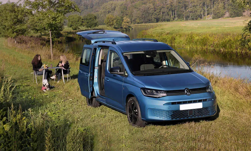 Фото Volkswagen Caddy — вид спереди, фото 10. Синий кузов, строгая симметрия оптики — базовый ракурс знакомства с дизайном Volkswagen Caddy — вид спереди, фото 10