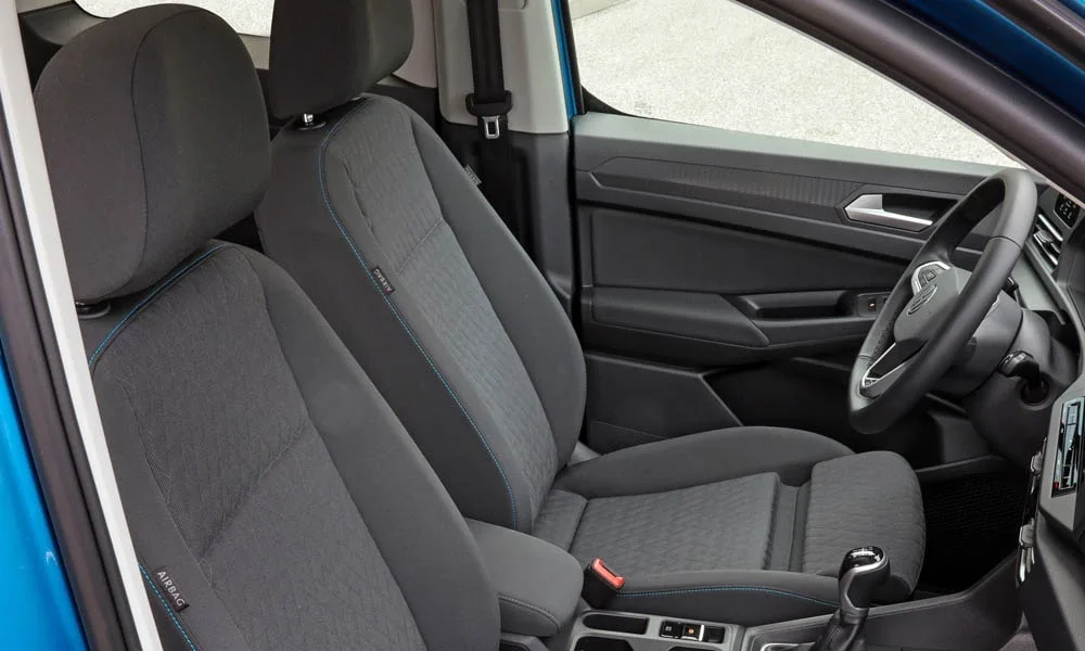 Фото Volkswagen Caddy — передние сиденья. Передние кресла в практичной ткани Volkswagen Caddy — передние сиденья