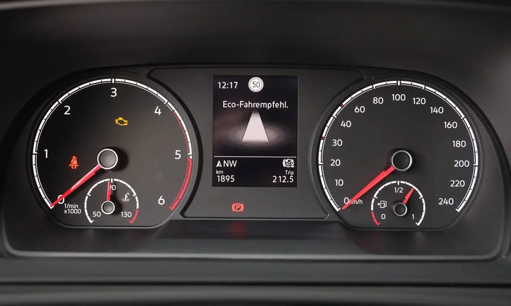 Фото Volkswagen Caddy — приборная панель, фото 2. Скорость, запас хода и подсказки ассистентов перед глазами. Запас хода и расход выводятся крупно — главные цифры ежедневных поездок Volkswagen Caddy — приборная панель, фото 2